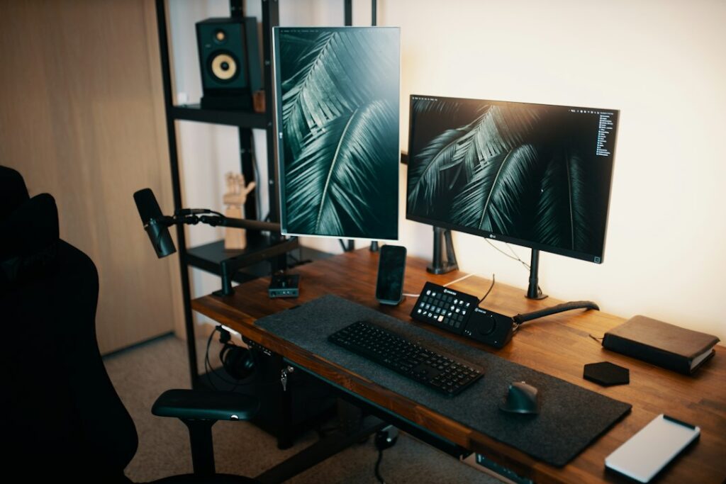Монитор, клавиатура и компьютер на рабочем столе